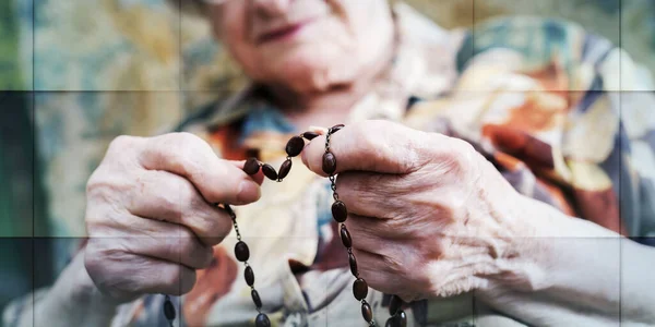 Anciana Rezando Rosario Patrón Geométrico — Foto de Stock