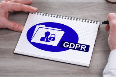 Elinde GDPR konsepti olan bir not defteri var.