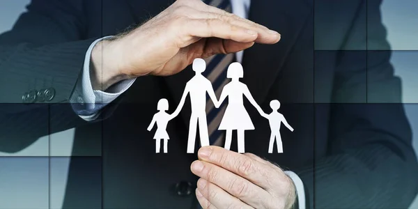Conceito Seguro Homem Proteger Uma Família Com Mão Padrão Geométrico — Fotografia de Stock