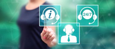 Bir kadın dokunmatik ekranda internet bilgi kavramına parmağıyla dokunuyor