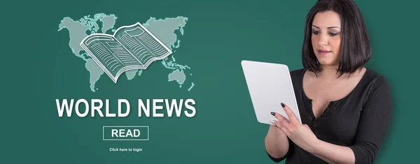 Kvinna Som Använder Digital Tablet Med World News Concept Bakgrunden — Stockfoto