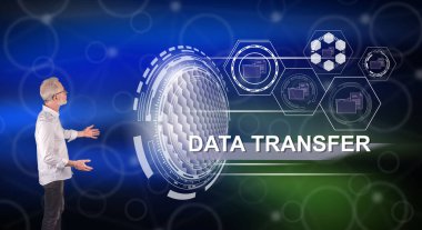 Bir duvar ekranında veri aktarımı kavramı gösteren bir işadamı