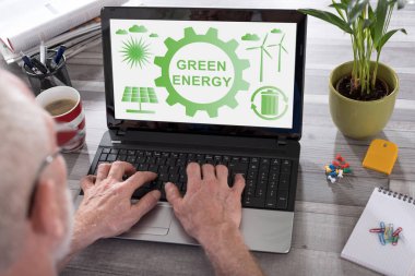Yeşil enerji kavramı bir insan tarafından kullanılan bir dizüstü bilgisayarda gösterilir.