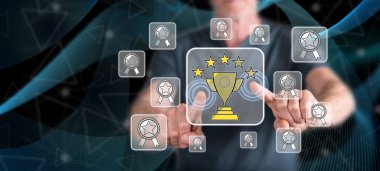 Adam elleriyle bir dokunmatik ekran üzerinde bir kalite anlayışı dokunmadan