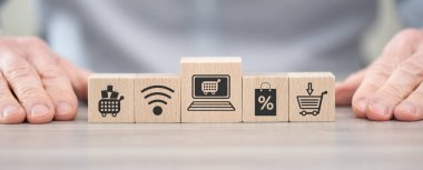 Çevrimiçi alışveriş kavramının sembolü olan tahta bloklar.