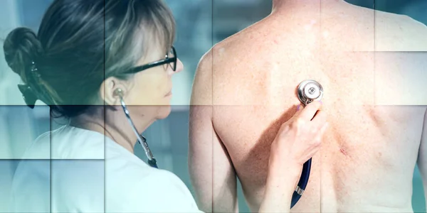 Ärztin Untersucht Patientin Mit Stethoskop Geometrisches Muster — Stockfoto