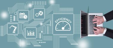 Verimlilik sembolü olan dizüstü bilgisayar kullanan ellerin üst görünümü