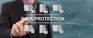 Adam dokunmatik ekranda veri koruma kavramına parmağıyla dokunuyor.