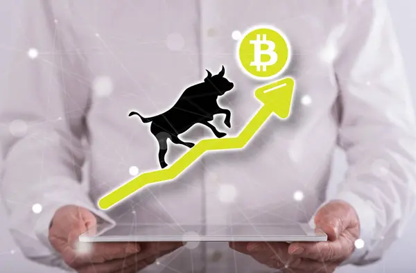 Bitcoin Bullish Trend Concept Boven Een Tablet Vastgehouden Door Een — Stockfoto