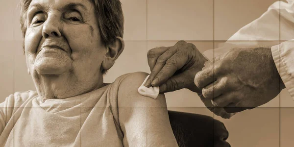 Mulher Idosa Recebendo Vacina Contra Gripe Padrão Geométrico — Fotografia de Stock