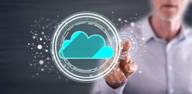 Bir adam dokunmatik ekranda bulut ağı konseptine parmağıyla dokunuyor.