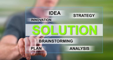 Dokunmatik ekranda çözelti konseptine parmağıyla dokunan adam.