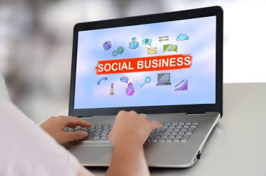 Ekranda sosyal iş konsepti olan bir dizüstü bilgisayar kullanan kadın