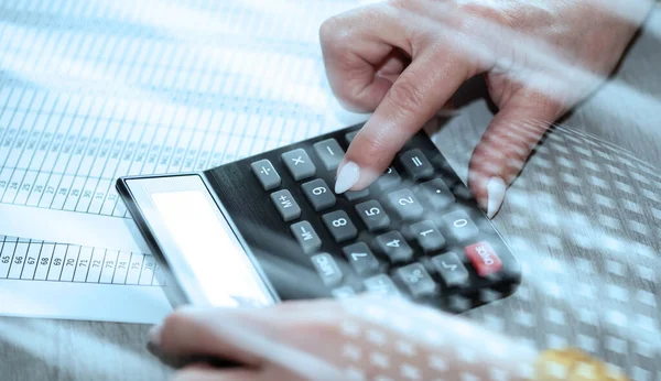 Жіночі Руки Використовують Калькулятор Концепція Фінансів Економіки Світловий Ефект — стокове фото