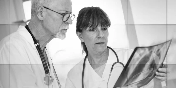 Zwei Ärzte Untersuchen Röntgenbericht Arztpraxis Geometrisches Muster — Stockfoto