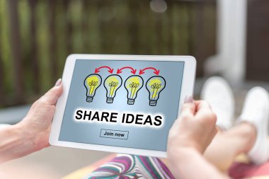 Fikirlerini paylaştığı tableti tutan kadın eller.