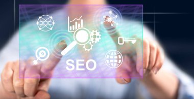 Bir seo kavramı parmaklarını dokunmatik ekranlı cep bilgisayarlarda dokunmadan kadın