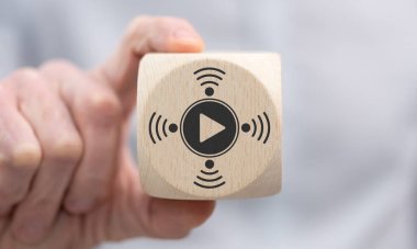 Elinizde video yayını kavramının sembolü olan tahta bir küp var.