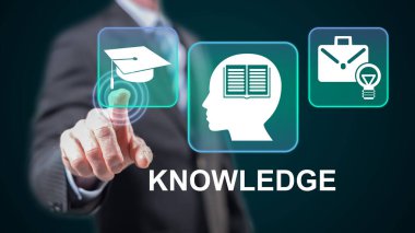 Dokunmatik ekranda bir bilgiye parmaklarıyla dokunan bir adam.