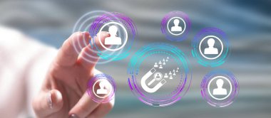 Kadın dokunmatik ekranda işe alım konseptine parmağıyla dokunuyor.