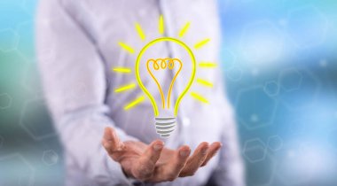 Parlak fikir kavramı içinde geçmiş bir adamın elini yukarıda