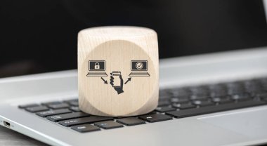 Dizüstü bilgisayarında 2fa sembolü olan tahta blok