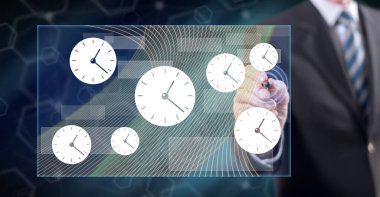 Stylus kalemle dokunmatik ekranda bir zaman yönetimi kavramına dokunan adam