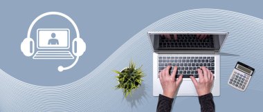 Video konferans konsepti sembollü dizüstü bilgisayar kullanan ellerin üst görünümü