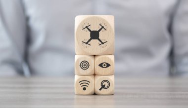 İnsansız hava aracı sembollü tahta bloklar