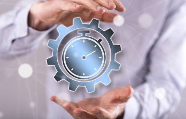 Arka plandaki bir adamın elleri arasındaki zaman yönetimi kavramı