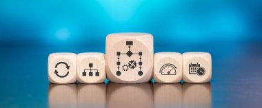 Mavi arkaplanda iş akışı kavramının sembolü olan tahta bloklar