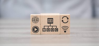Ahşap bloklar mooc konsepti sembolü ile