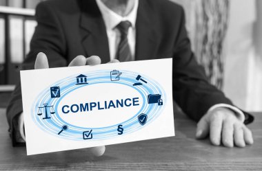 İşadamı uyum kavramına sahip bir indeks kartı gösteriyor