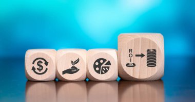 Mavi arka planda roi sembolü olan tahta bloklar