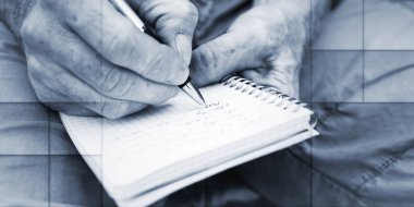 Adam cep defterine not alıyor, yakın plan, geometrik desen