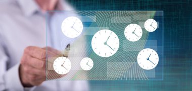 Adam bir zaman yönetimi kavramı bir dokunmatik ekran üzerinde bir kalemle dokunma