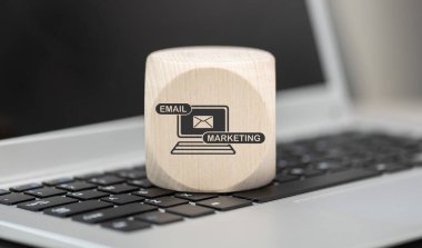 Laptop klavyesinde e-posta pazarlama kavramının sembolü olan tahta blok