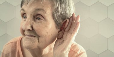 Yaşlı bir kadın, el ele bir kulak, geometrik desen