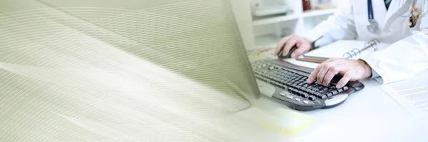 Врач Печатает Компьютерной Клавиатуре Офисе Панорамный Баннер — стоковое фото