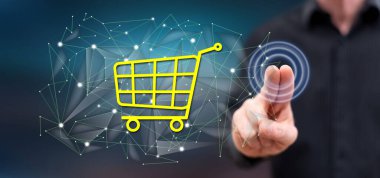 Dokunmatik ekranda bir e-ticaret konseptine parmaklarıyla dokunan bir adam.