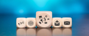 Mavi arka planda web pazarlama kavramının sembolü olan tahta bloklar