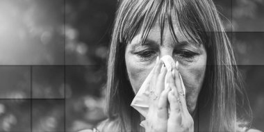 Olgun kadın burnunu dışarı sümkür, geometrik desen