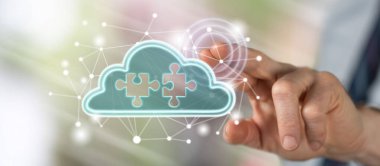 Bir adam dokunmatik ekranda bulut ağı konseptine parmağıyla dokunuyor.