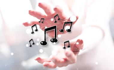 Arka planda bir kadının elleri arasında çevrimiçi müzik kavramı