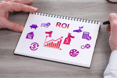 Elinde roi konsepti olan bir not defteri var.