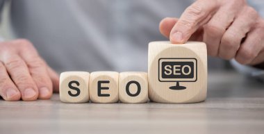Arama motoru optimizasyon sembollü tahta bloklar