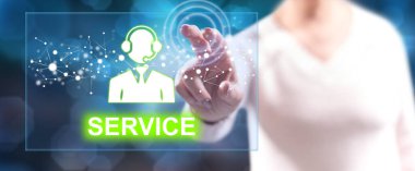 Kadın dokunmatik ekranda bir servis konseptine parmaklarıyla dokunuyor.