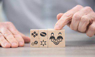 Dostluk sembolü olan tahta bloklar.