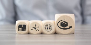 Dağıtım konsepti sembollü tahta bloklar