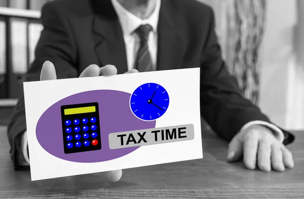 Biznesmen Kartą Indeksową Koncepcją Czasu Podatkowego — Zdjęcie stockowe